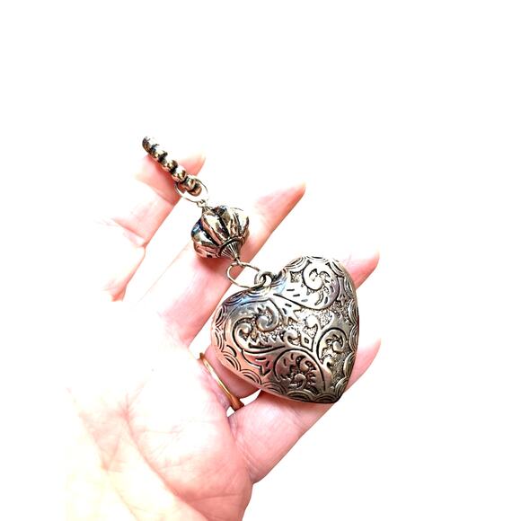 Puffy silver dangling textured heart pendant on silver ring vintage inspired - Picture 4 of 5
